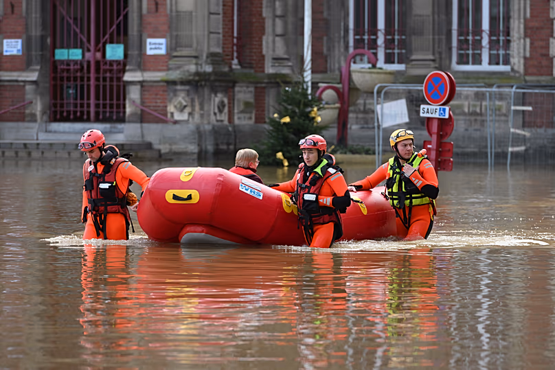 Des secouristes évacuent une personne alors que la rivière Aa inonde Arques, dans le nord de la France, le 4 janvier 2024.