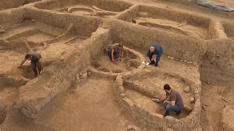 Archéologues au travail sur le site de Gadachrili Gora, dans la municipalité de Marneuli, en Géorgie.