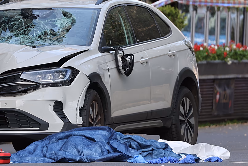 Une voiture endommagée qui a percuté plusieurs personnes est photographiée à Leipzig, en Allemagne, le lundi 4 mai 2026.
