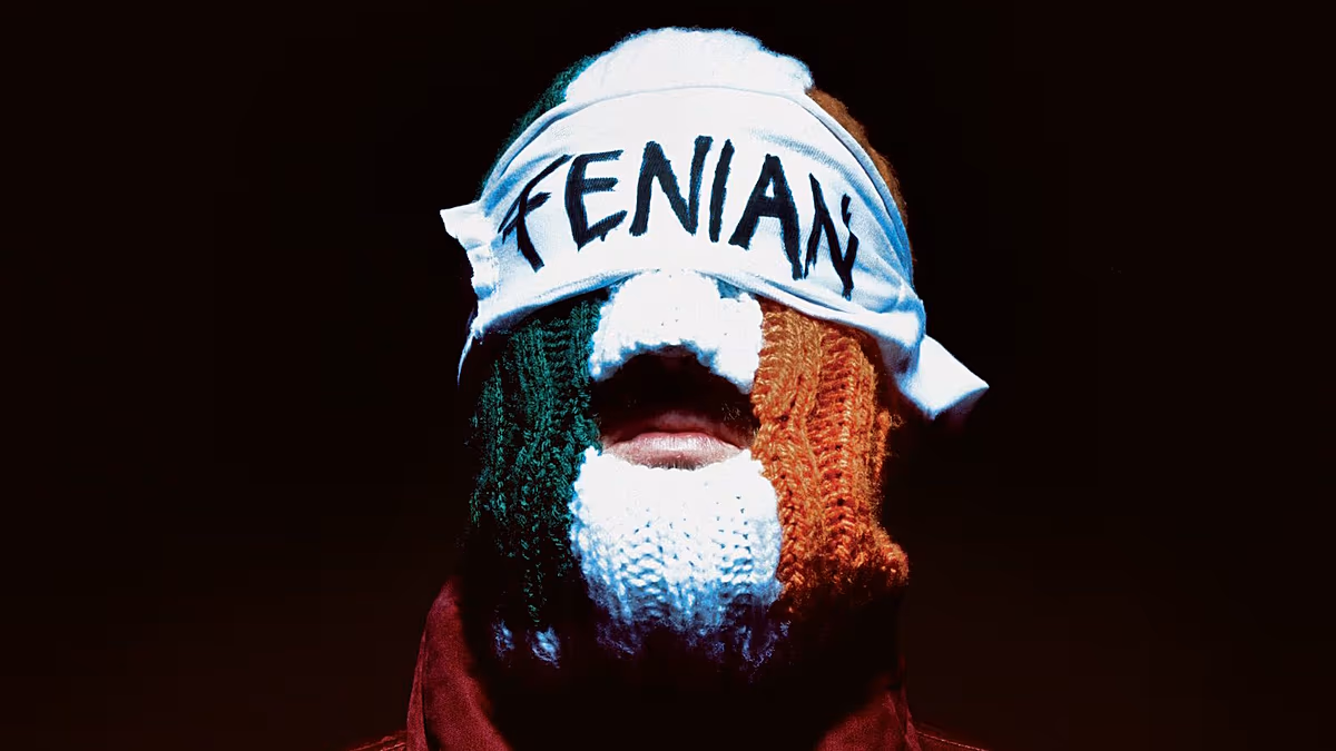 "Fenian" : le trio hip-hop irlandais Kneecap revient avec bien plus que de la provocation