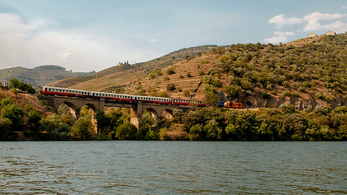Du paradis alpin aux criques cachées : quatre des parcs nationaux d'Europe accessibles en train