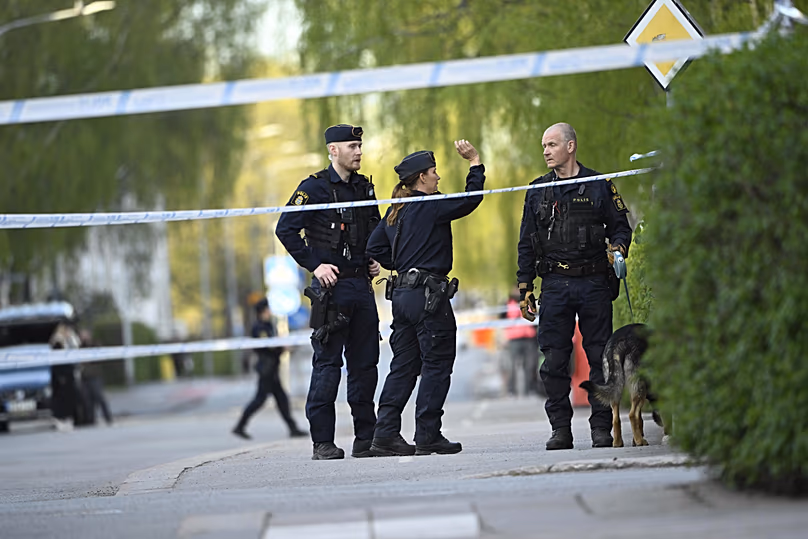 Police suédoise sur la place Vaksala, dans le centre d'Uppsala, le 29 avril 2025