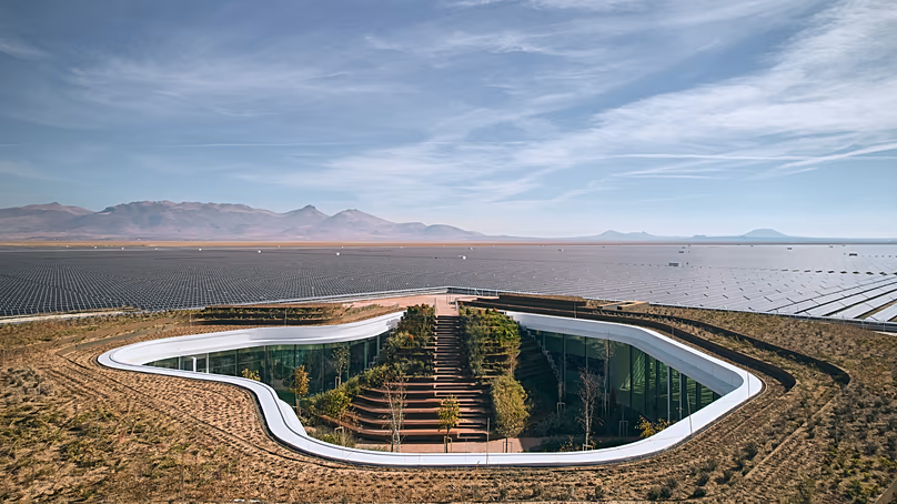 À l’intérieur du bâtiment de contrôle central, conçu par Bilgin Architects, une oasis de cour luxuriante à ciel ouvert.