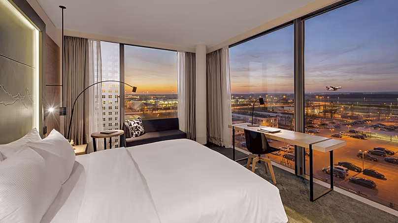 Le Hilton Munich Airport profite au maximum de la vue grâce à ses baies vitrées