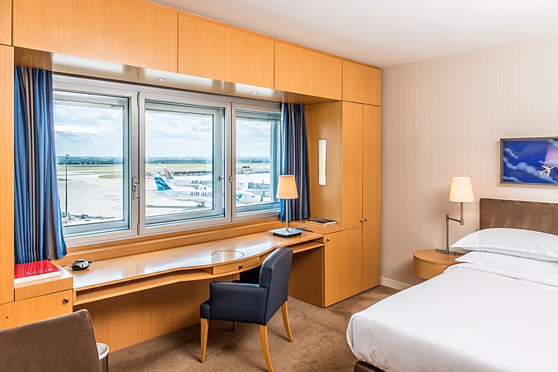 Toutes les chambres du Sheraton Paris Charles de Gaulle Airport Hotel offrent une vue sur la piste.