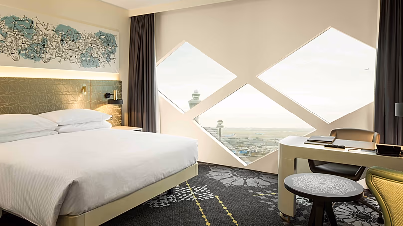 Vous pouvez voir les vols décoller et atterrir à travers les fenêtres en forme de losange du Hilton Amsterdam Airport Schiphol.