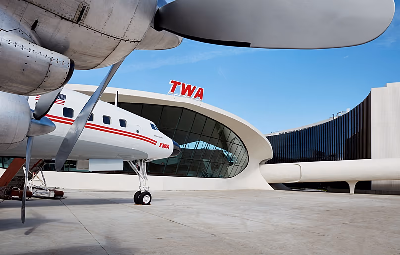 L'hôtel TWA abrite également un avion Lockheed Constellation de 1958 transformé en salon à cocktails.