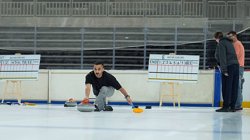 Entraînement de curling lors du lancement du Programme de développement des sports d'hiver 2026 à Doha.