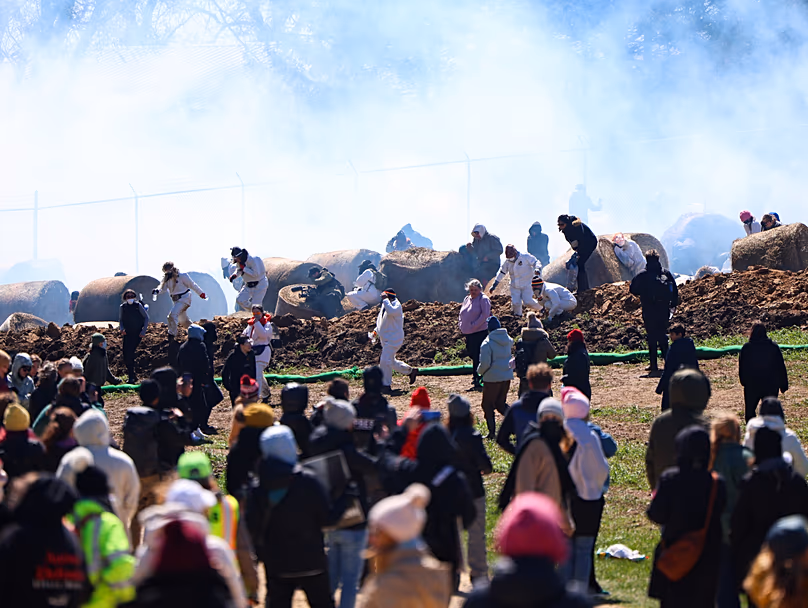 Les forces de l'ordre déploient des gaz lacrymogènes alors que des militants tentent d'entrer dans le centre d'élevage et de recherche de beagles de Ridglan Farms, le 18 avril 2026, à Blue Mounds, Wisconsin.