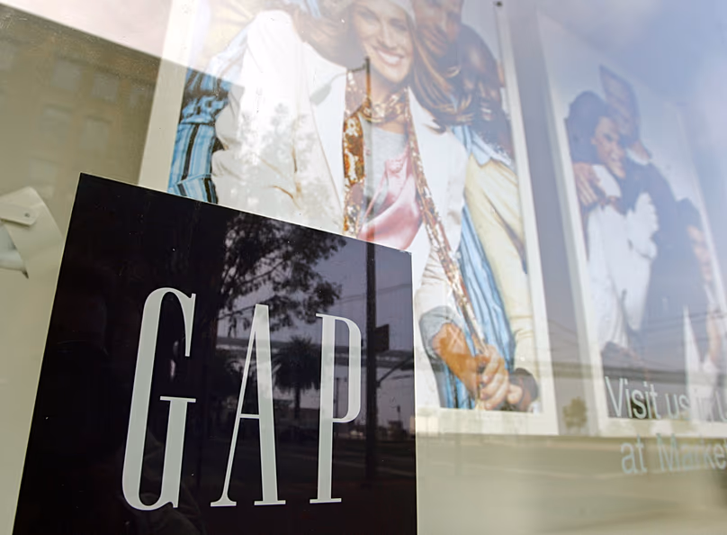 DOSSIER – Une vitrine montre les styles vestimentaires actuels au siège de Gap à San Francisco, le jeudi 18 novembre 2004.