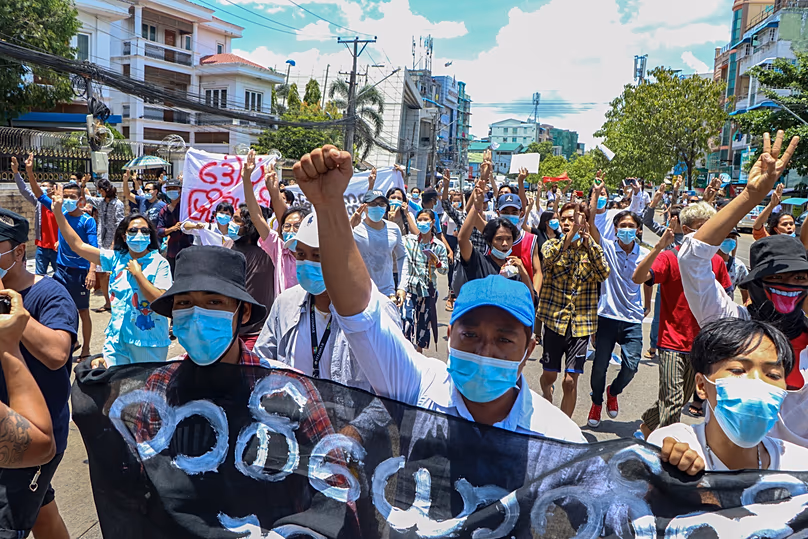 Des manifestants anti-putsch organisent un rassemblement à Yangon, le 12 mai 2021