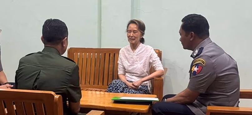 L'ancienne dirigeante du pays, Aung San Suu Kyi, s'entretient avec des responsables dans un lieu tenu secret au Myanmar, sans date.