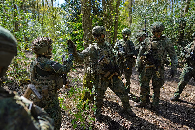 Les membres de la Réserve nationale du Corps de sécurité de la Garde du 10e bataillon d'infanterie se félicitent après avoir déterré un trou de renard ennemi lors d'un exercice de week-end visant à perfectionner leurs compétences militaires.