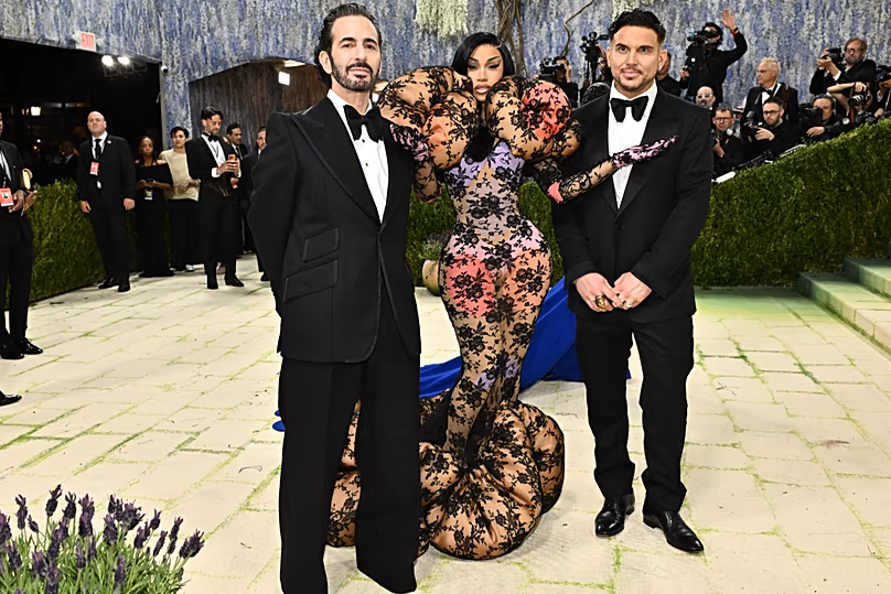 Marc Jacobs, de gauche à droite, Cardi B et Char Defrancesco au Met Gala à New York, le 4 mai 2026