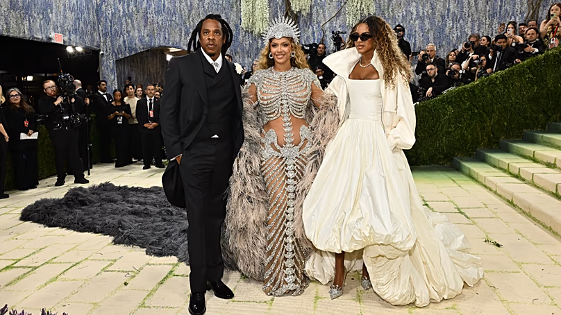 De gauche à droite, Jay-Z, Beyoncé et Blue Ivy Carter arrivent au Met Gala à New York, le 4 mai 2026