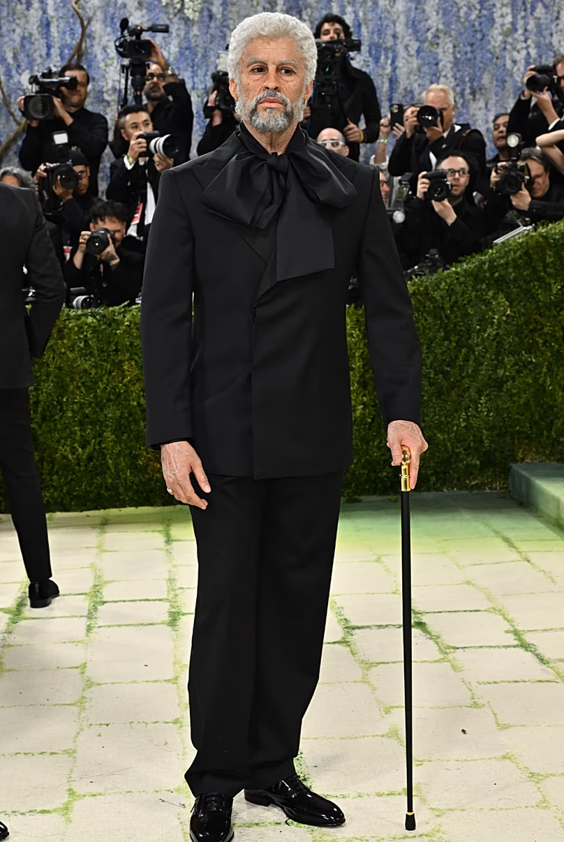 Bad Bunny était presque méconnaissable lorsqu'il est apparu des années plus âgé au Met Gala à New York, le 4 mai 2026.