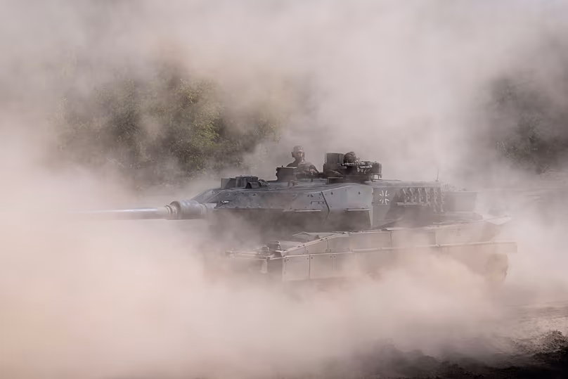 Le chancelier allemand Friedrich Merz fait une déclaration lors de sa visite à l'armée sur le terrain d'entraînement de la Bundeswehr à Munster, le 30 avril 2026.