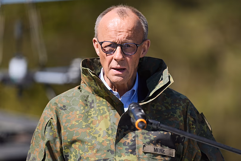 Le chancelier allemand Friedrich Merz fait une déclaration lors de sa visite à l'armée sur le terrain d'entraînement de la Bundeswehr à Munster, le 30 avril 2026.