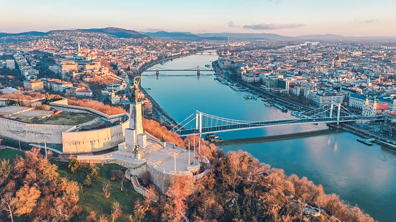 Buda et Pest sont séparés par le Danube