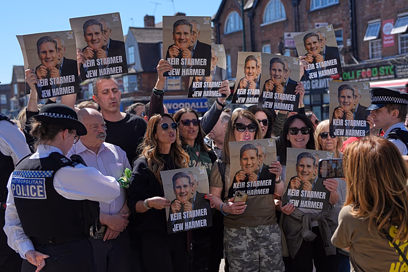 Des manifestants brandissent des affiches près de la scène où deux personnes ont été poignardées hier dans le quartier de Golders Green, le 30 avril 2026.