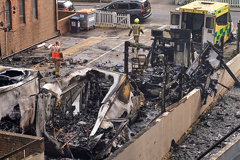 Vue d'ambulances incendiées dans un parking de Golders Green à Londres, le 23 mars 2026