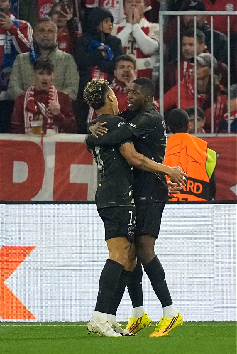 Ousmane Dembele du PSG, à droite, célèbre avec Desire Doue du PSG après avoir marqué le premier but de son équipe lors de la demi-finale de la Ligue des Champions
