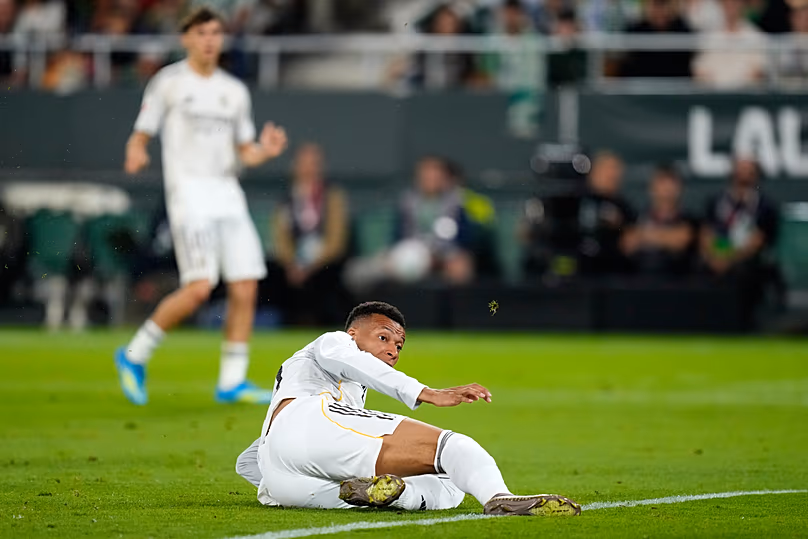 Kylian Mbappe du Real Madrid est assis sur le terrain après avoir tiré lors d'un match de football de la Liga entre le Real Betis et le Real Madrid à Séville, Espagne, le vendredi 24 avril 2026.