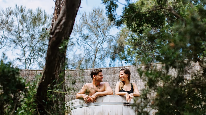 Un bain tonneau d'inspiration scandinave n'est que l'un des points forts des sources chaudes de la péninsule australienne.