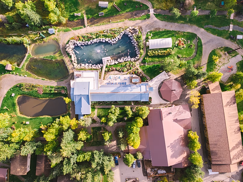 Le Chena Hot Springs Resort and Spa en Alaska est célèbre pour sa beauté naturelle et la possibilité d'observer les aurores boréales depuis ses piscines.