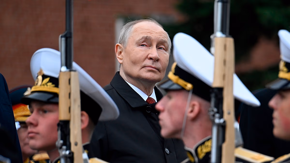 Poutine promet la victoire en Ukraine et cible l'OTAN lors du défilé réduit de Moscou