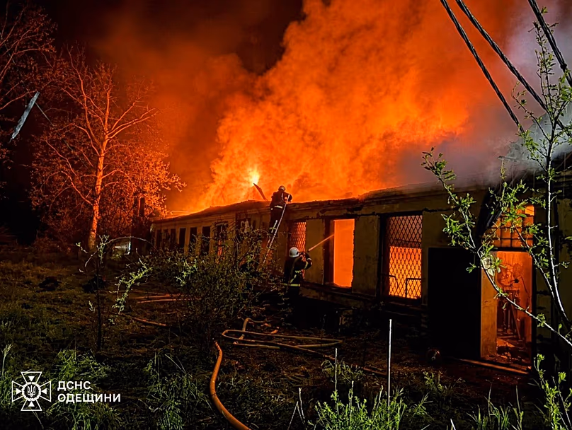 Sur cette photo fournie par les services d'urgence ukrainiens, les pompiers ont éteint un incendie dans un bâtiment suite à une attaque de drone russe à Odessa, en Ukraine, le samedi 2 mai 2026.