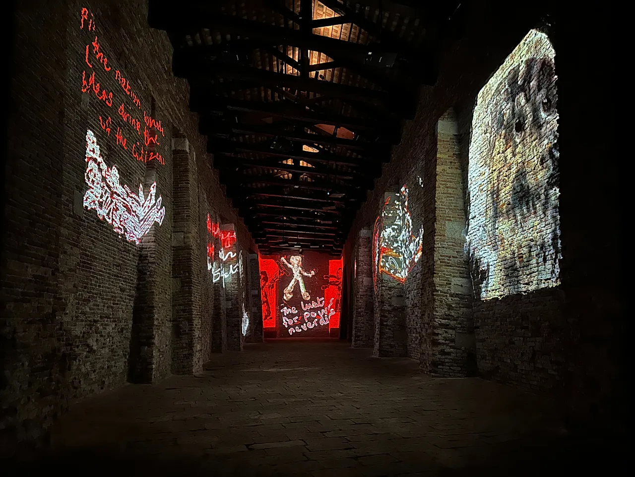 Installation Images - Nalini Malani, Of Woman Born, 2026 Chambre d'animation iPad 9 canaux, son, dimensions variables Collection - Kiran Nadar Museum of Art