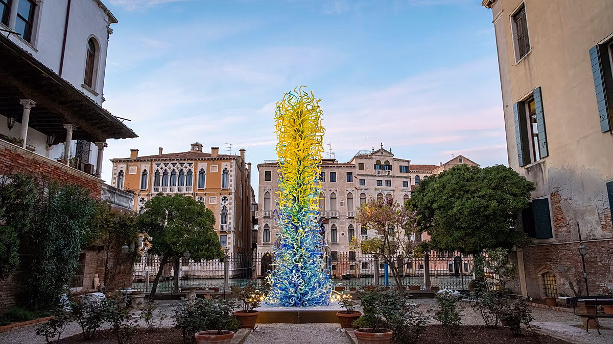 Lustres extérieurs et chambre de réflexion : expositions satellites incontournables au-delà de la Biennale de Venise