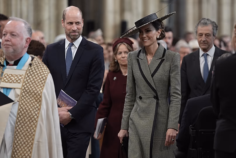 Le prince William et la princesse Catherine partent après avoir assisté à la cérémonie d'intronisation de Dame Sarah Mullally à la cathédrale de Canterbury, le 25 mars 2026.