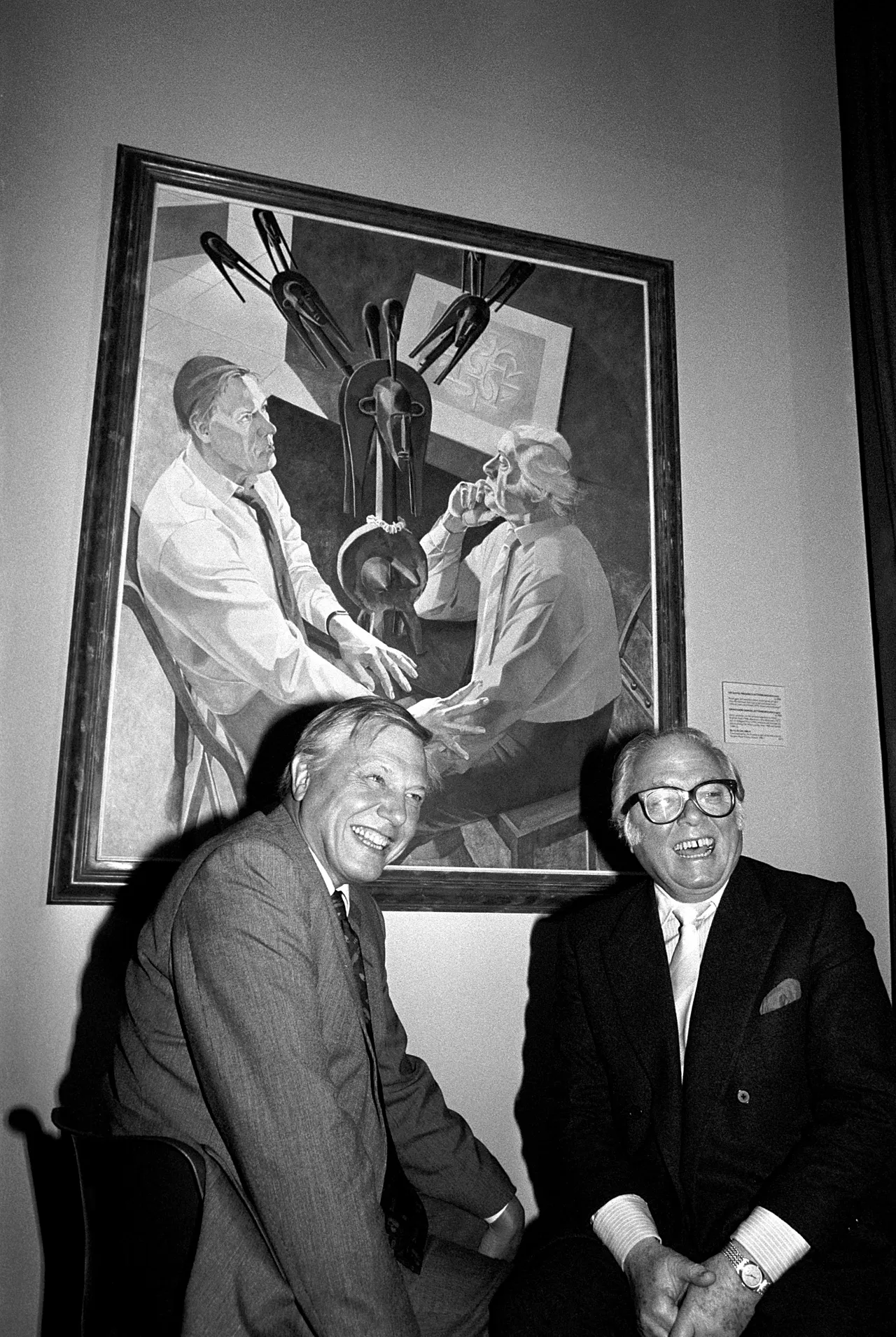 David Attenborough et son frère acteur-réalisateur Richard Attenborough sont assis devant leur portrait dévoilé à la National Portrait Gallery, le 15 février 1990.