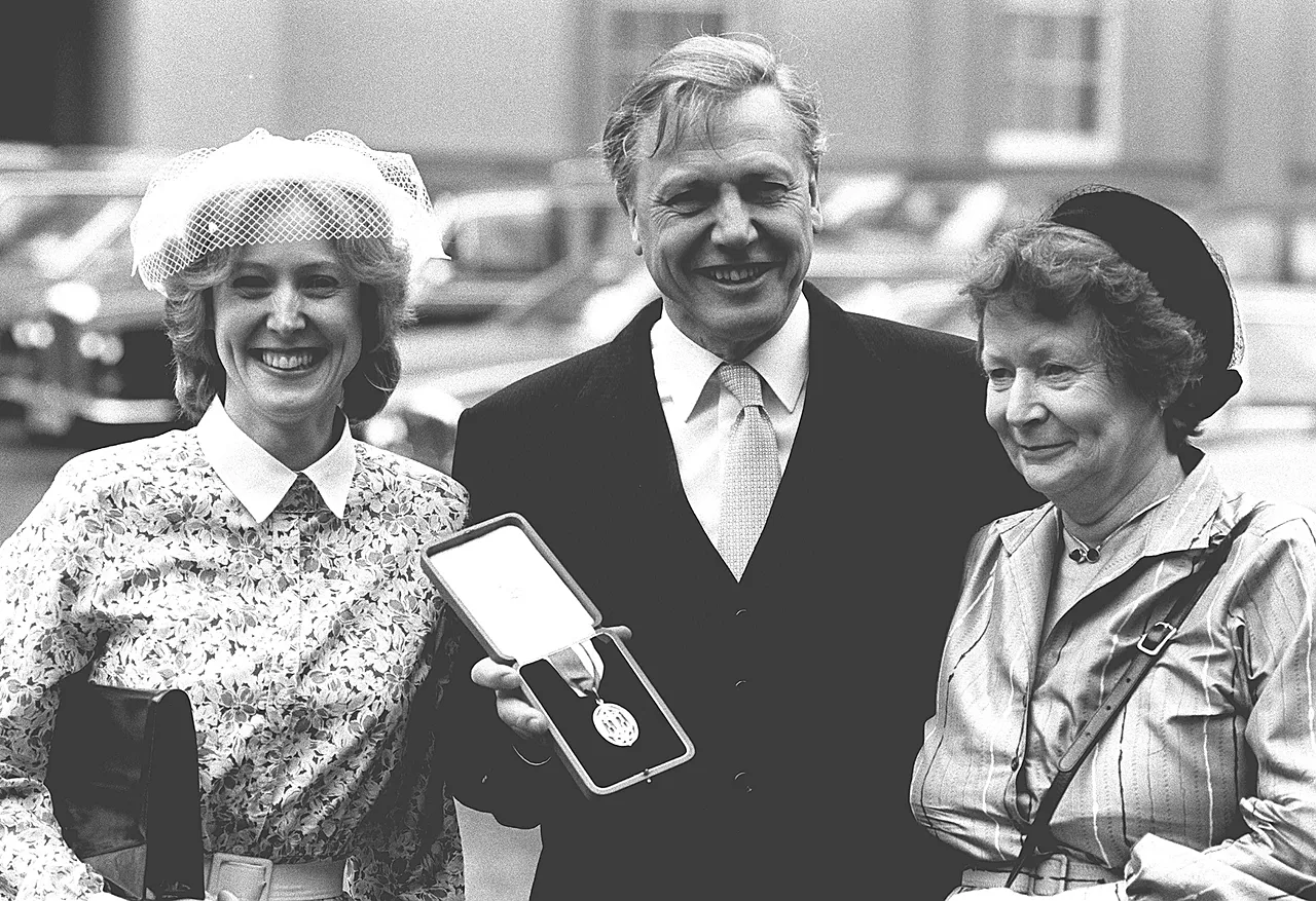 David Attenborough, fait chevalier par la reine lors d'une investiture au palais de Buckingham, à Londres, le 30 juillet 1985, pose pour une photo avec son épouse Jane, à droite, et sa fille Susan.