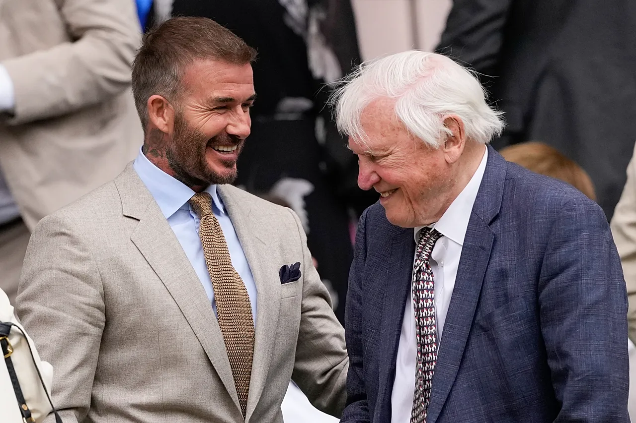 David Beckham s'entretient avec David Attenborough à Wimbledon à Londres, le 1er juillet 2024.
