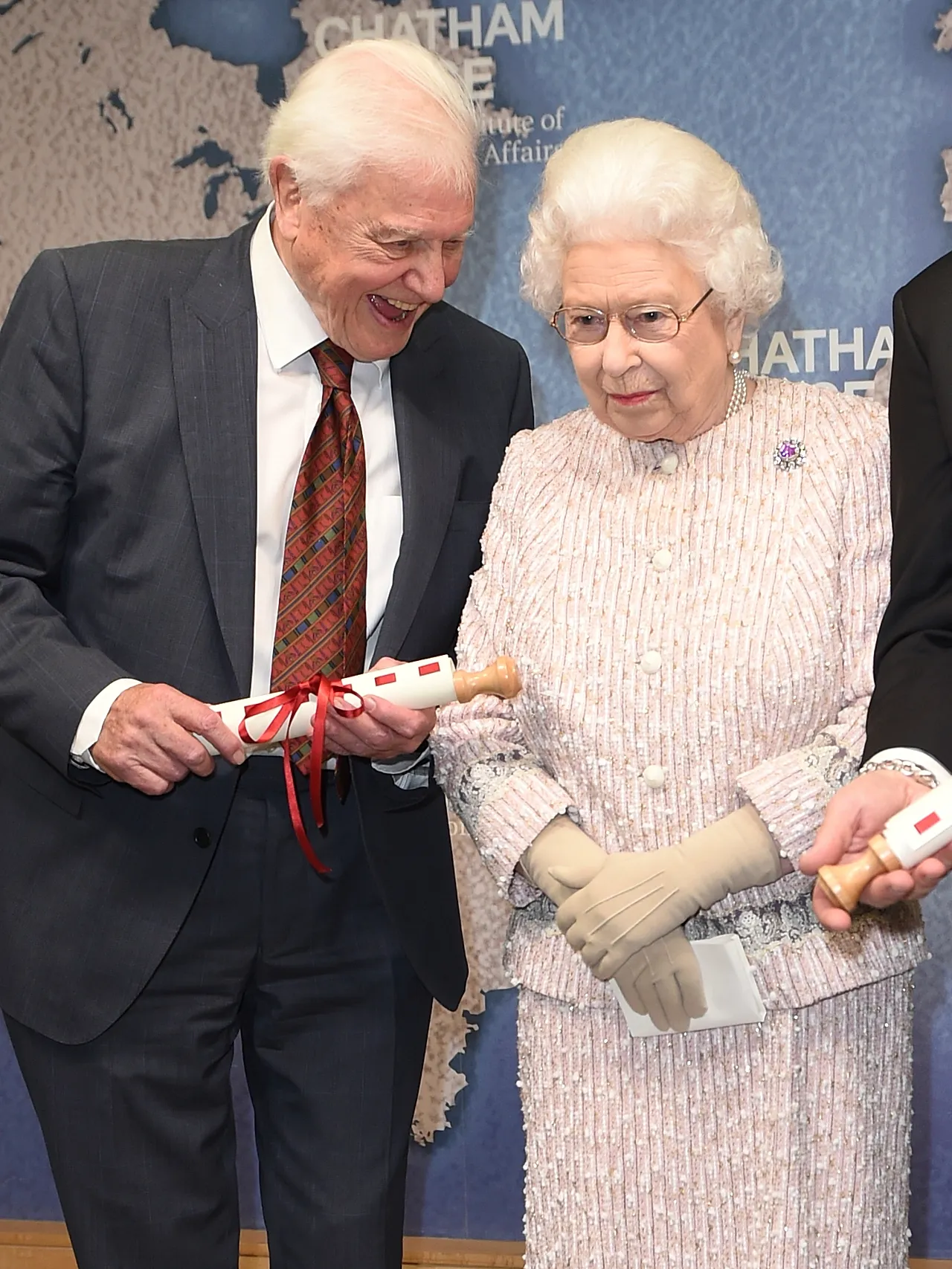 La reine Elizabeth II aux côtés de David Attenborough lors de la cérémonie du Chatham House Prize 2019 à Londres, le 20 novembre 2019.