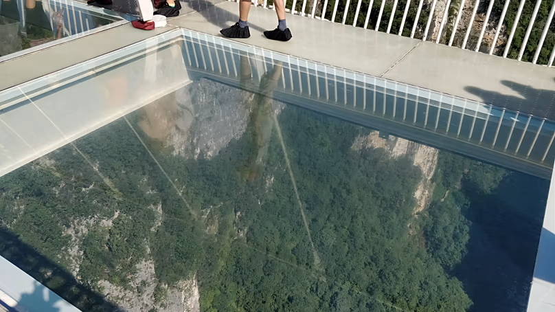 Le pont de verre de Zhangjiajie est un pont situé dans le paysage de Wulingyuan à Zhangjiajie, en Chine. Il mesure 430 mètres de long et 260 mètres de haut.
