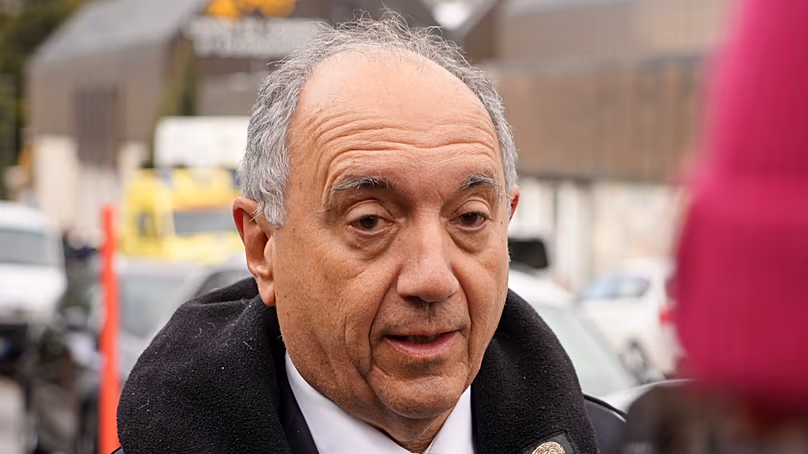 L'ambassadeur italien Gian Lorenzo Cornado s'adresse aux médias devant un centre d'accueil près du bar fermé Le Constellation en Suisse (AP Photo/John Leicester)