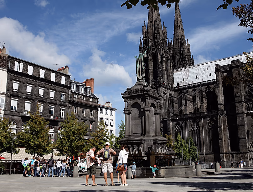 Clermont-Ferrand est connue pour ses bâtiments aux couleurs sombres en pierre volcanique
