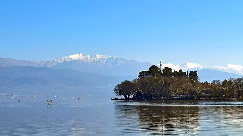 Ioannina est située sur les rives du lac Pamvotida