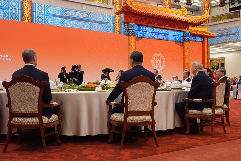 Le président Donald Trump, à droite, est assis à côté du président chinois Xi Jinping, au centre, lors d'un dîner d'État au Grand Palais du Peuple. (Photo AP/Mark Schiefelbein)
