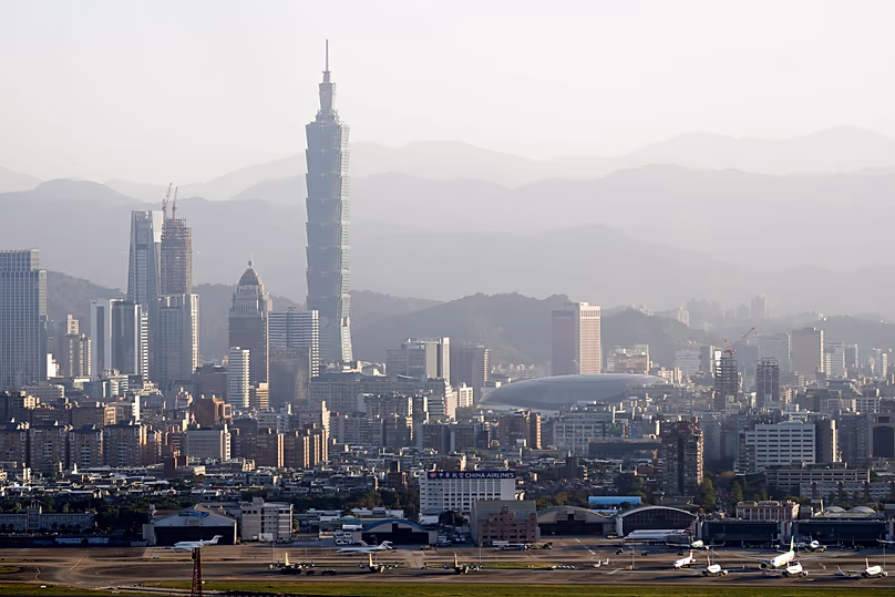 Une vue sur les toits de Taipei avec l'emblématique gratte-ciel Taipei 101, le plus haut bâtiment de Taiwan (AP Photo/Chiang Ying-ying)