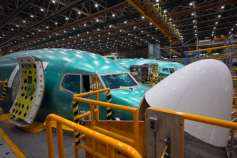 Les fuselages des avions Boeing 737 MAX sont visibles sur la chaîne d'assemblage final de l'usine Boeing le 15 avril 2026, à Renton, Washington. (Photo AP/Lindsey Wasson)