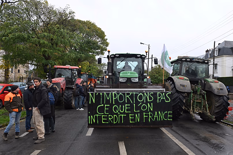 DOSSIER – Les agriculteurs se rassemblent contre l’accord commercial UE-Mercosur, le lundi 18 novembre 2024 à Beauvais, dans le nord de la France. Affiche : N'importez pas ce qui est interdit en France.