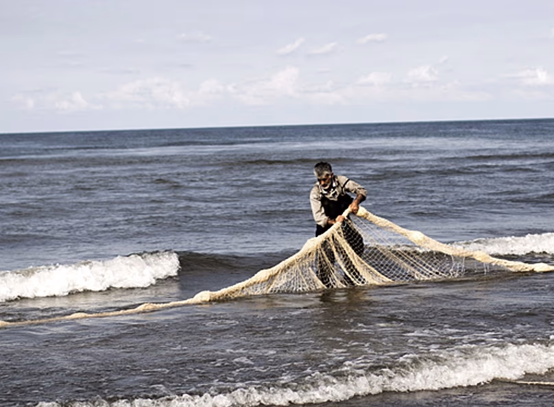 Pêcheur après une pêche infructueuse à la mer Caspienne