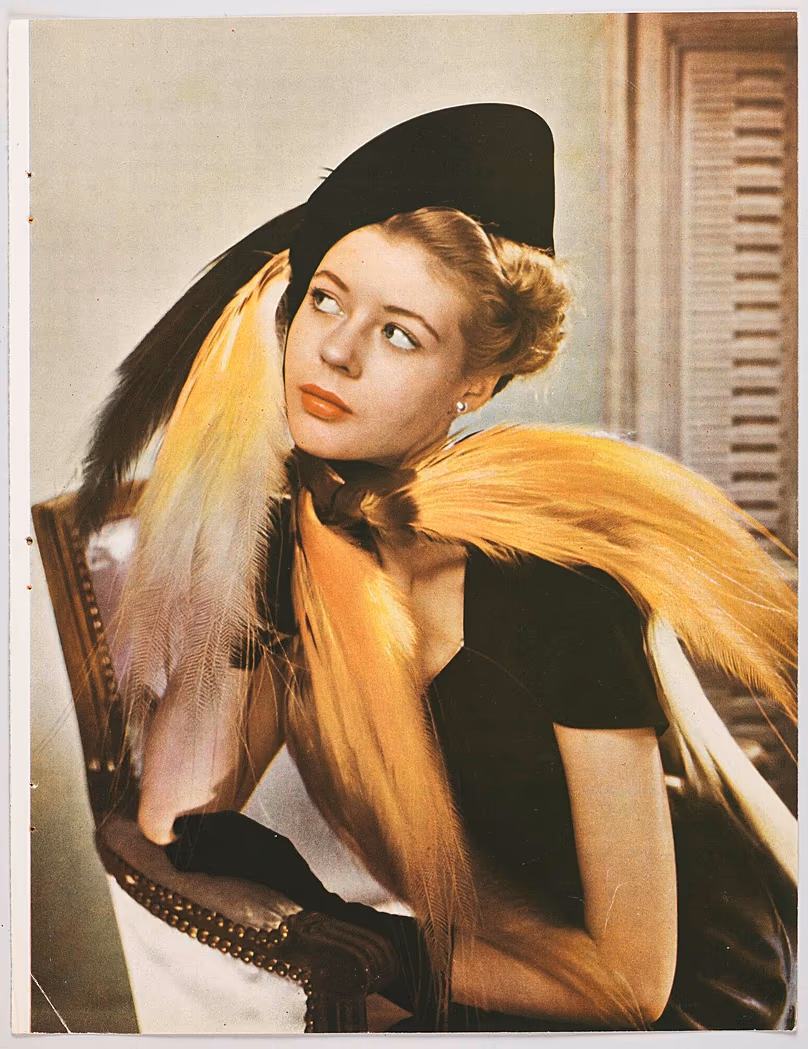 Illustration de mode (chapeaux). Rose Valois (modiste à Paris à partir de 1927). Paradis aux tonnes de flamme, toque noire, 1947.