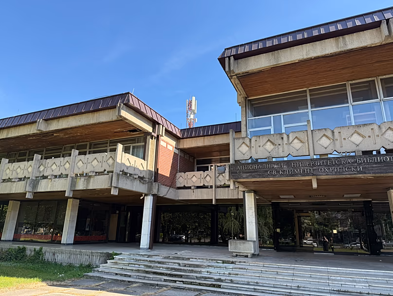 La visite comprend également la Bibliothèque nationale et universitaire Saint-Clément d'Ohrid