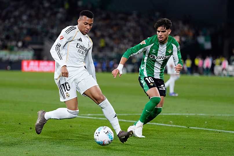 Abde Ezzalzouli du Betis garde Kylian Mbappé du Real Madrid lors d'un match de football de la Liga entre le Real Betis et le Real Madrid à Séville, le 24 avril 2026.